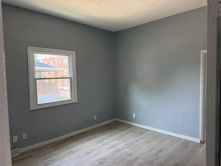 375 Allyn St — Photo 6