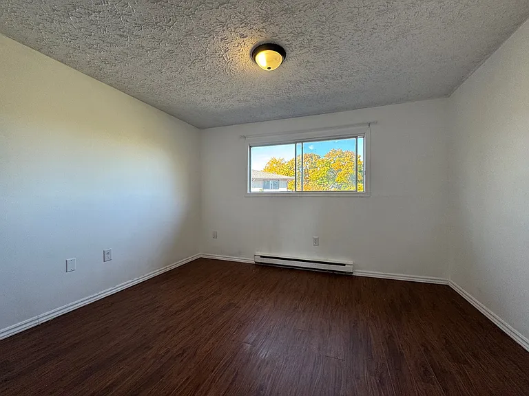 32 Ralgreen Cres #4 — Photo 2