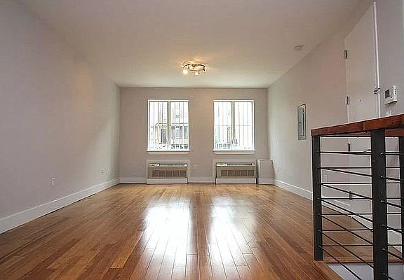2nd image of 114 Jefferson Ave APT 1R
