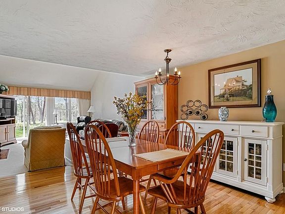 4th image of 31 Boxwood Cir