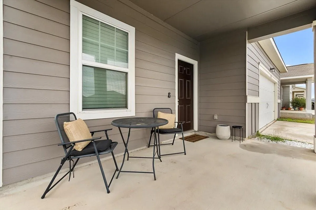 3 bed, 2.5 bath, 2041 sqft, $2,100 — Photo 2