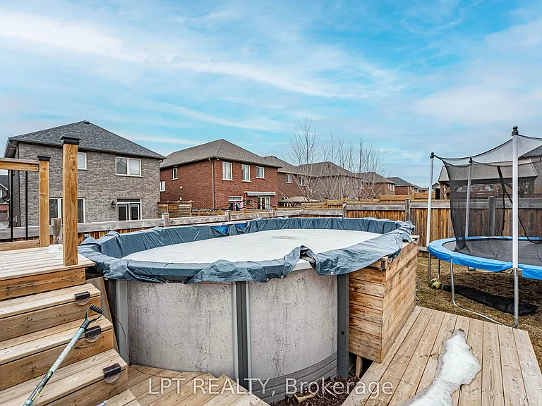 82 Nathan Cres — Photo 36