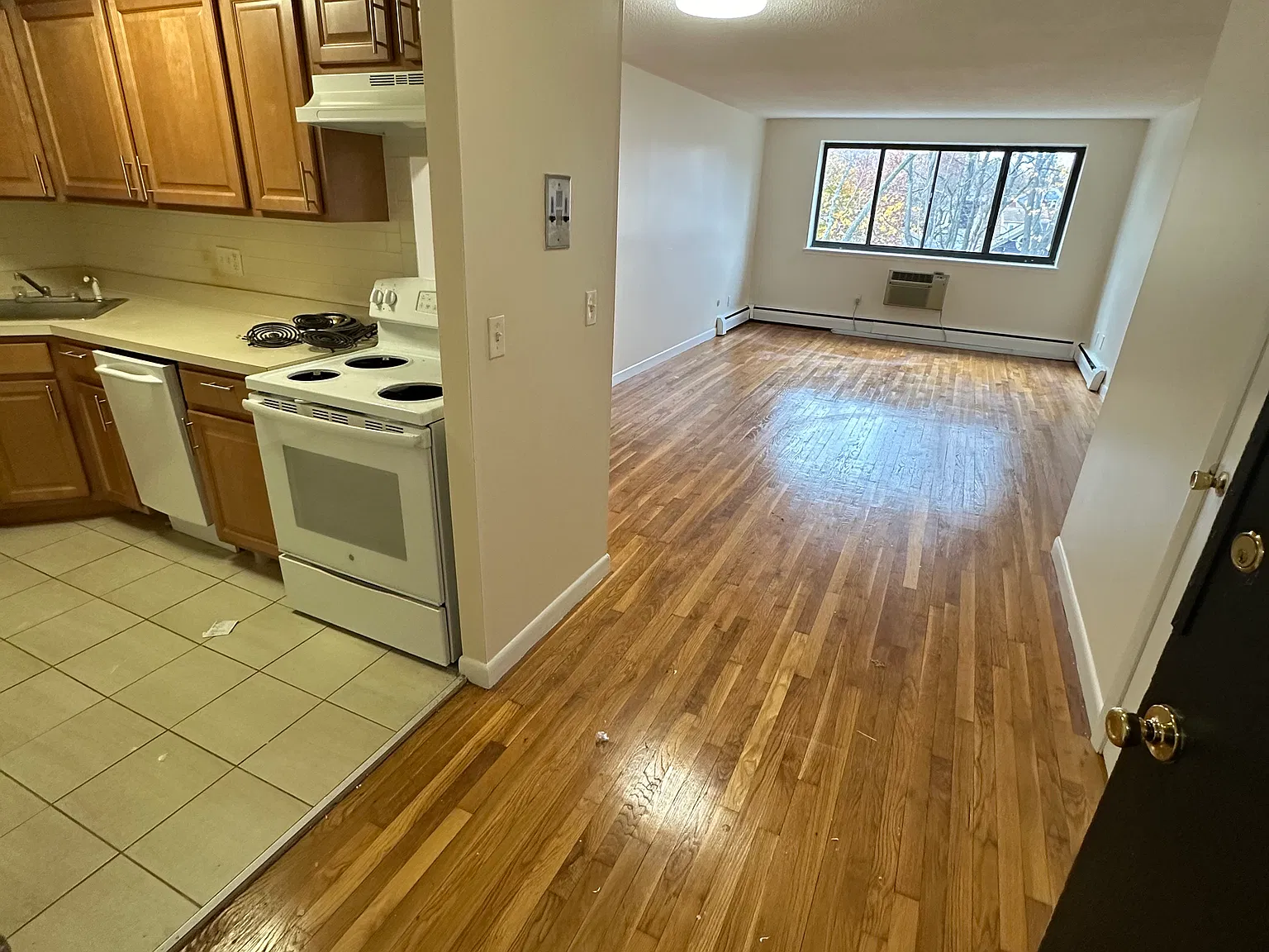37 Larchwood Dr — Photo 1