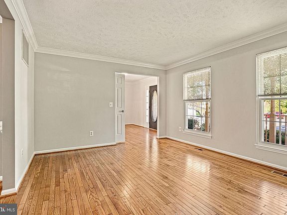 5th image of 4853 Woodie Ct