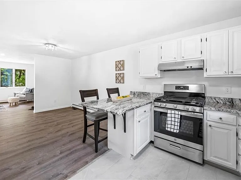 28 Primrose Ln — Photo 3