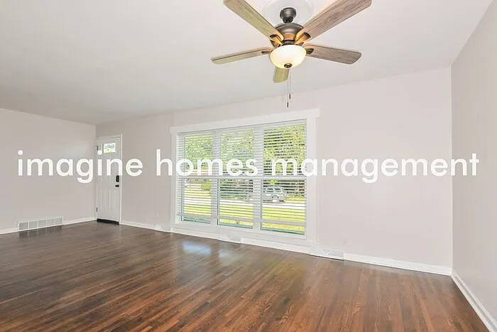 3 bed, 1.0 bath, 1008 sqft, $1,979 — Photo 4
