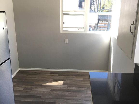 Dining area in NE corner