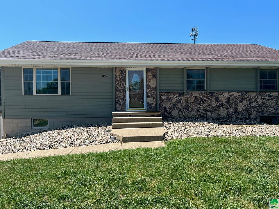 1919 Wood St, Sioux City, IA 51103 Zillow
