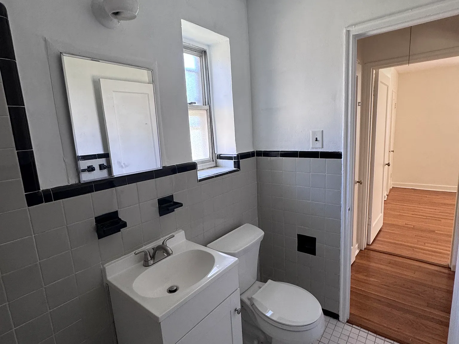 77th Cres, Bellerose — Photo 3