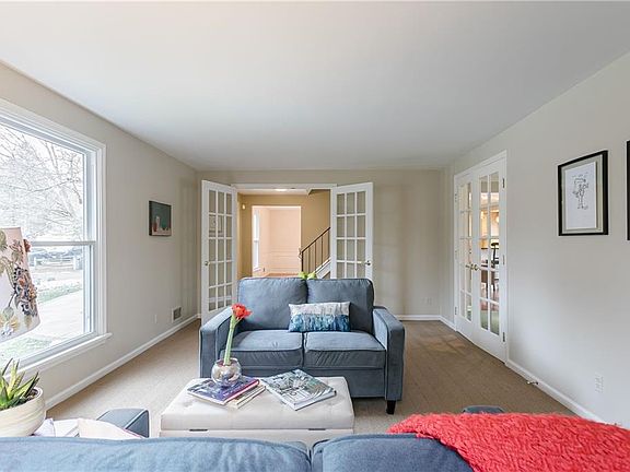 5th image of 10 Sugarbush Ln