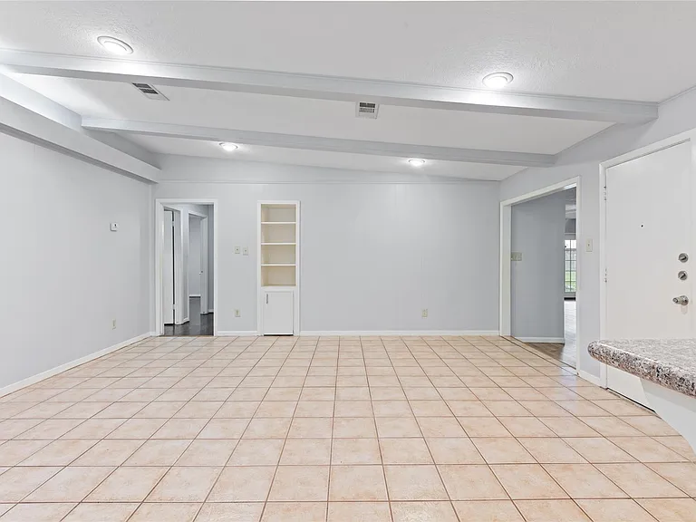 118 E Thornton Rd — Photo 3