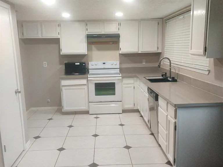 24123 Bassett Hall Ln — Photo 10