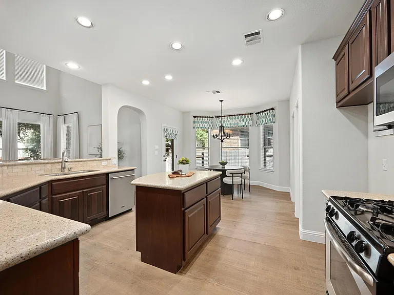 8620 Alophia Dr — Photo 9