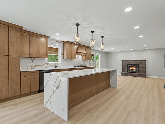 3rd image of 1504 Pfingsten Rd