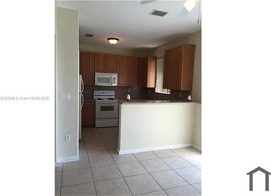 1442 SE 24th Ct — Photo 3