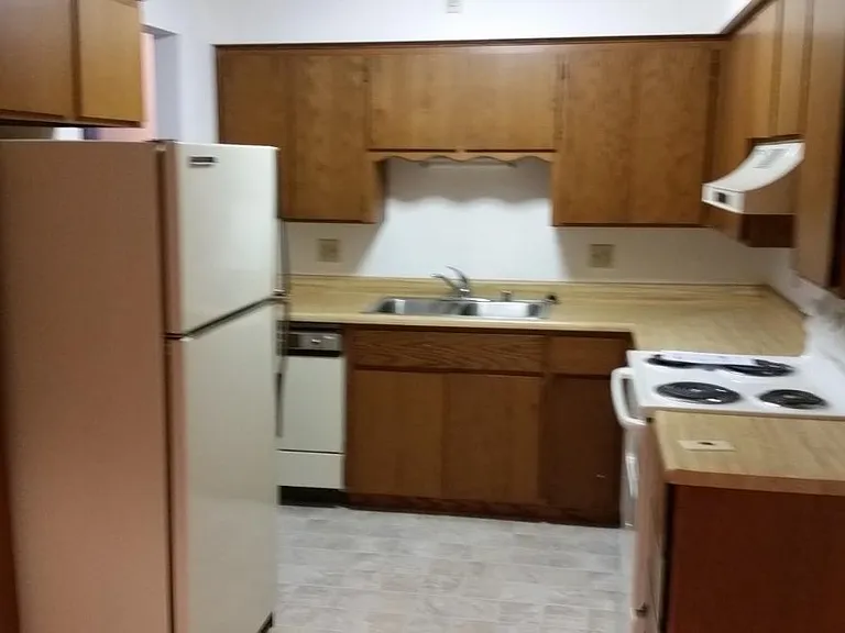 eat in kitchen, dishwasher, garbage disposal