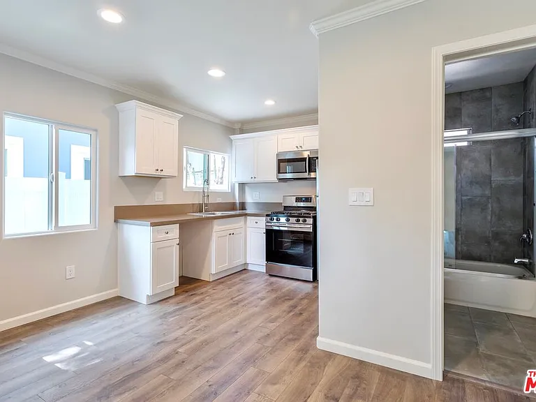 1227 E Harvard St #B — Photo 7