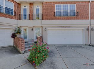 359 Town Place Cir, Buffalo Grove, IL 60089