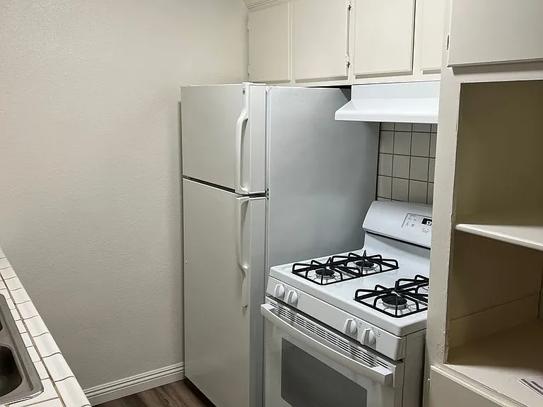 Hollywood Villa Apts. — Photo 16