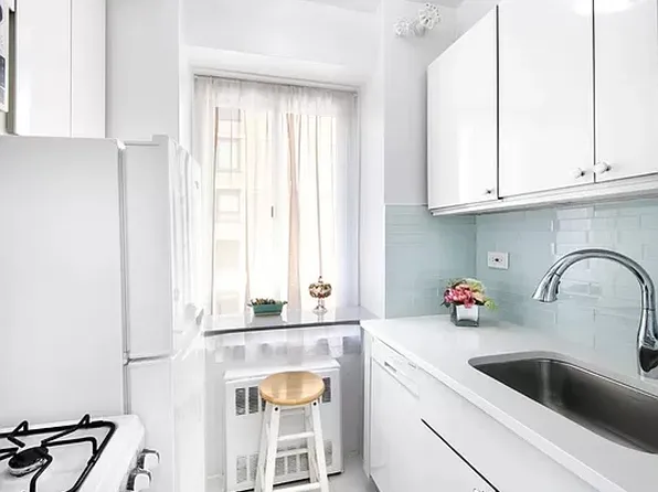 225 East 46th Street 12G image 3 of 7