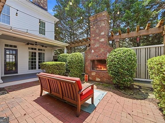 3rd image of 3901 Hazelhurst Dr