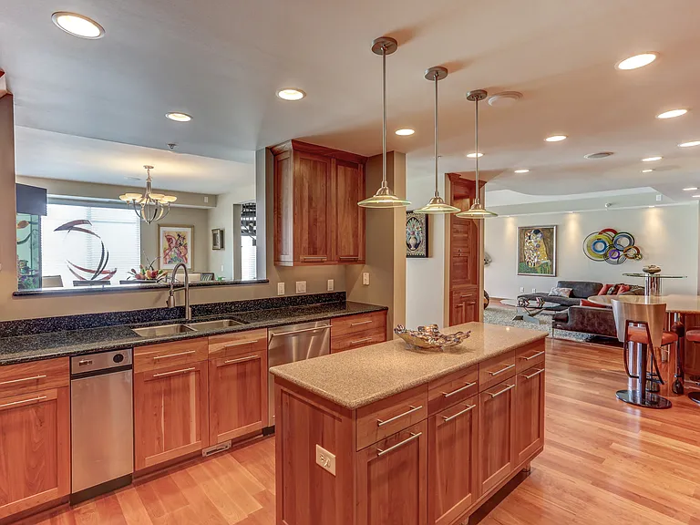 1070 Grandview Ct NE — Photo 1