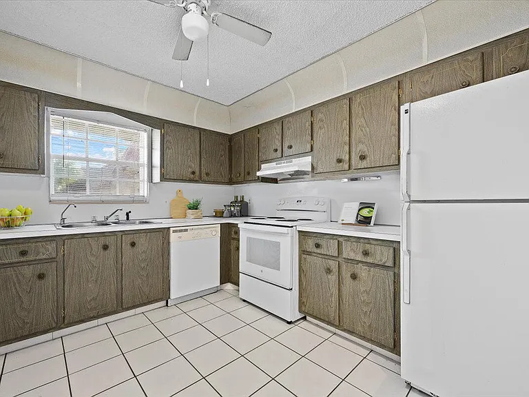 102 Amherst Ln — Photo 4