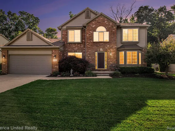 1813 Wooded Valley Ln, Howell, MI 48855