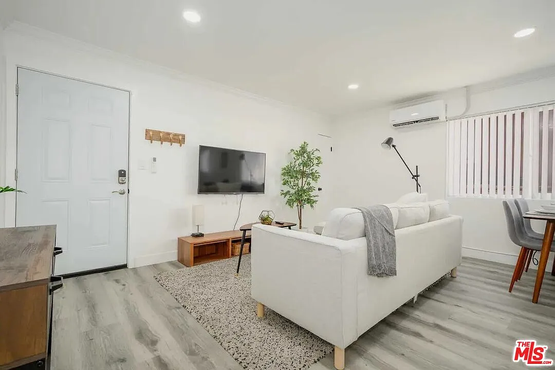 3 bed, 1.0 bath, 1028 sqft, $3,600 — Photo 1