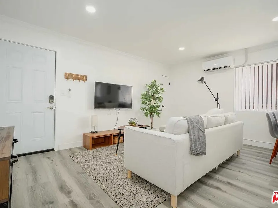 2417 S Budlong Ave #3
