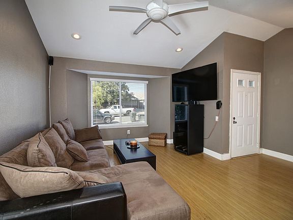 4th image of 4648 Dennick Ct
