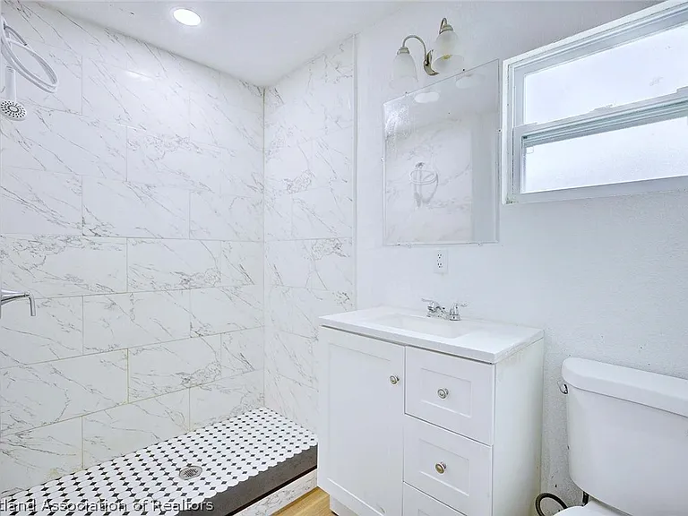 1547 Sycamore Ave — Photo 23