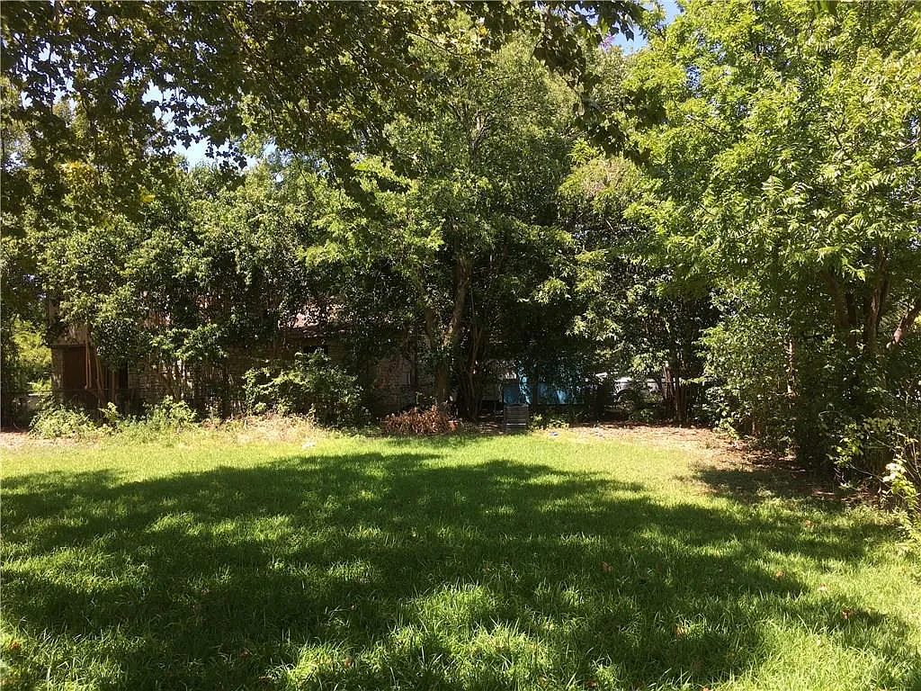 3 bed, 2.0 bath, 1279 sqft, $1,800 — Photo 4