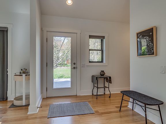4th image of 9890 Greenwood Ave