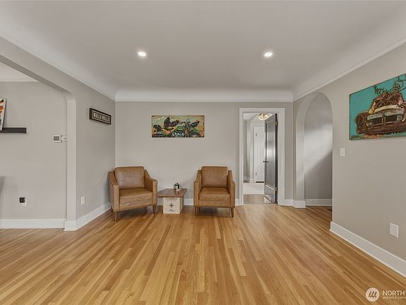 5th image of 921 University Street