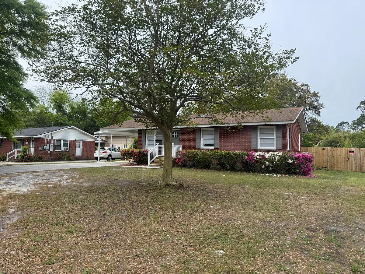Building Photo - 407 Pine Hills Dr