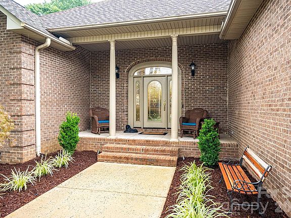 4th image of 725 Hanna Woods Dr