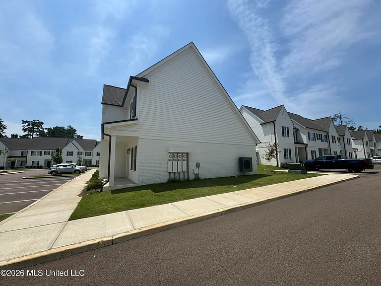 701 Southview Dr — Photo 4