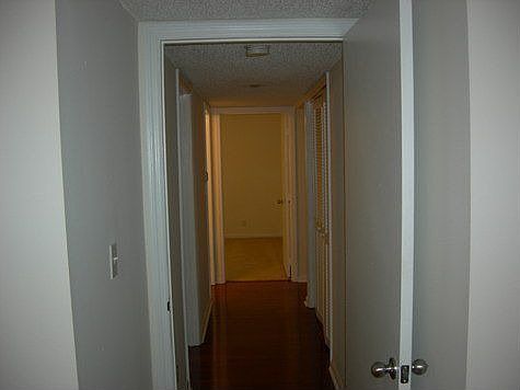 5th image of 901 E Island Square Dr