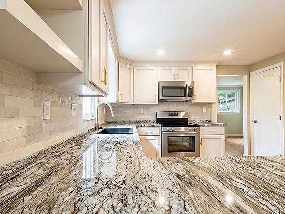 5th image of 3107 Dennison Rd