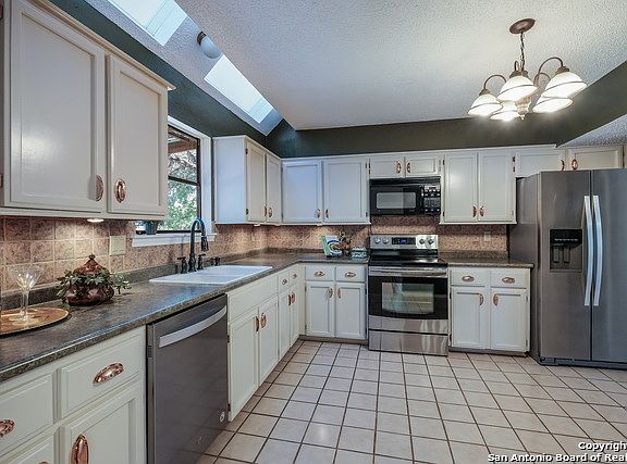 5th image of 2019 Encino Vista St