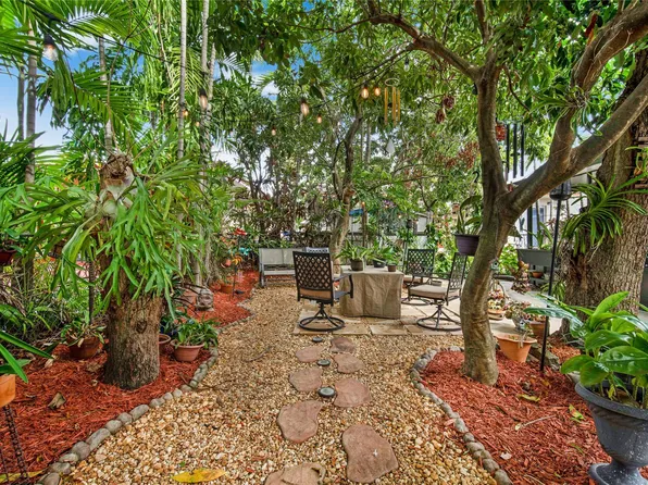 2407 NW 9th Street, Miami, FL 33125