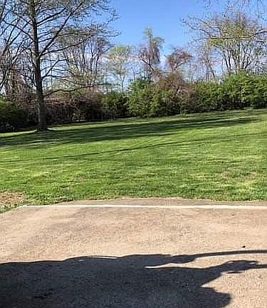 Back yard w.concrete patio