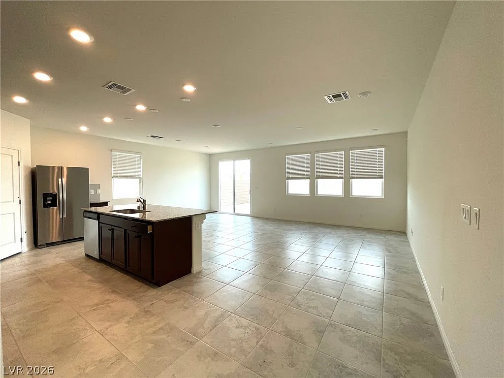 5 bed, 4.0 bath, 2469 sqft, $2,350 — Photo 3