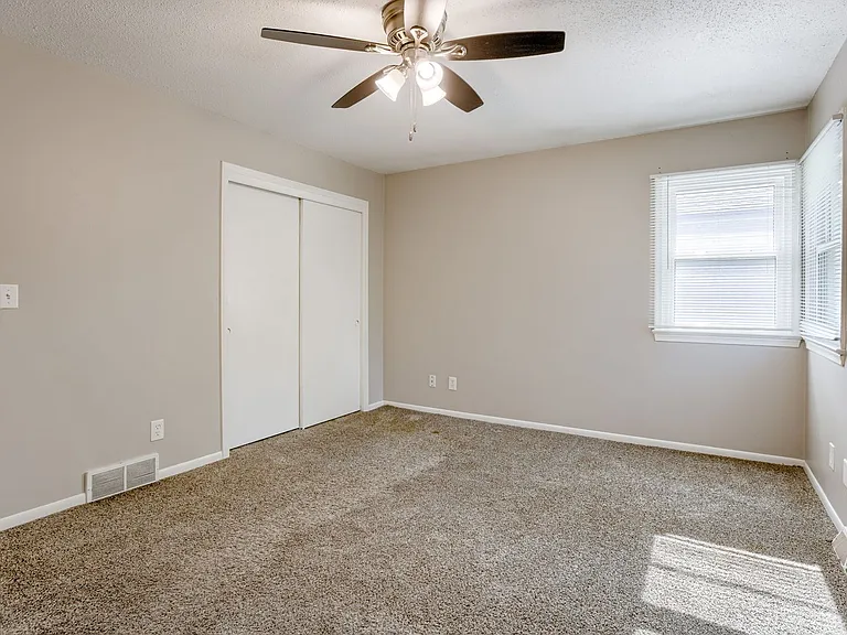 11705 Meredith Ave — Photo 14