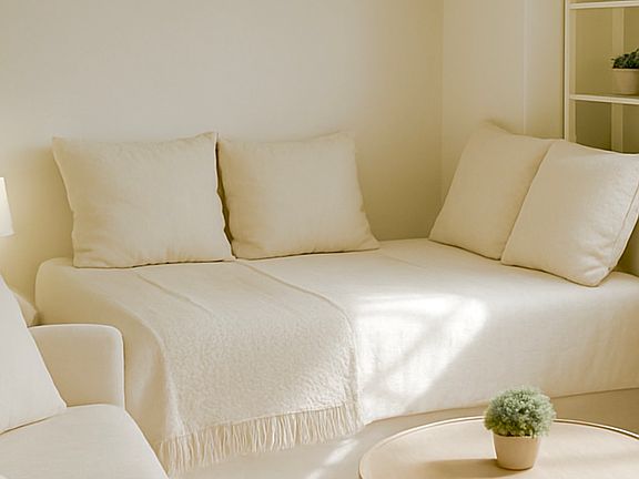 Queen size bed with smart tv. Nook also fits kingsize mattress