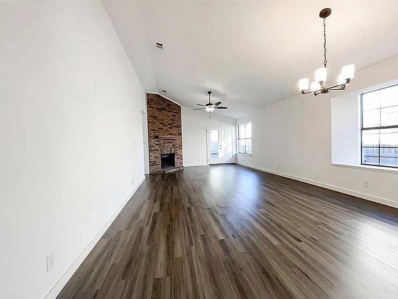5th image of 2100 Woodland Oaks Dr