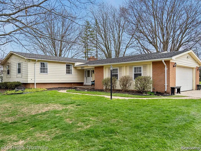 38205 Connaught Dr — Photo 2