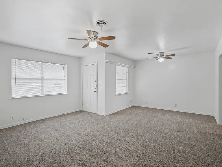 3406 Avon Dr — Photo 2