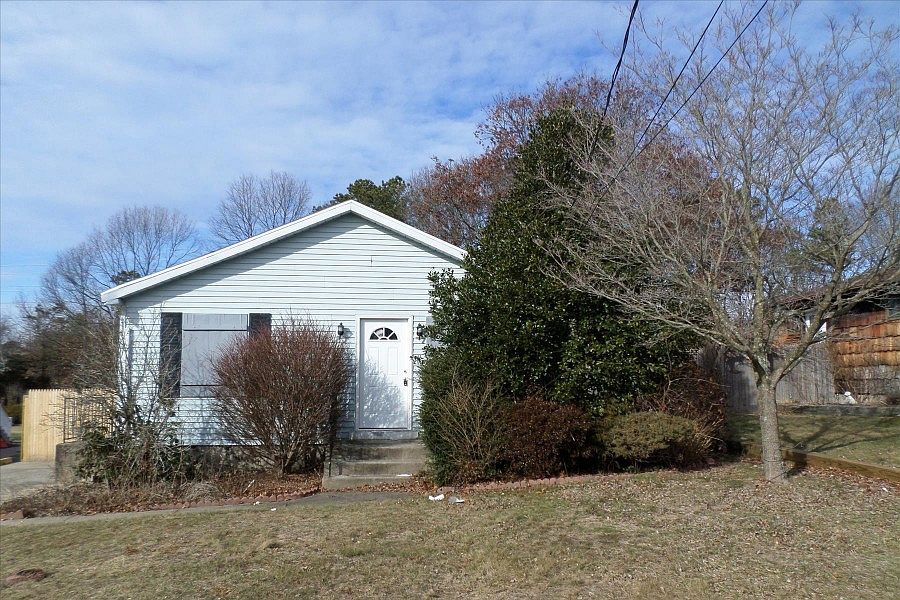 1st image of 243 Carlton Dr E